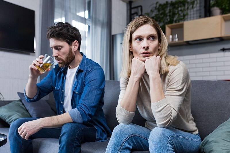 Read more about the article Alkoholizm w rodzinie – jak chronić się przed współuzależnieniem?